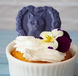 アメリカ製チョコレート型／ハートフルな猫をバタフライピーで着色してみた。