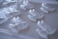 画像2: 訳ありセール/チョコレート型 羽ばたいている鳥/鳩 8個取