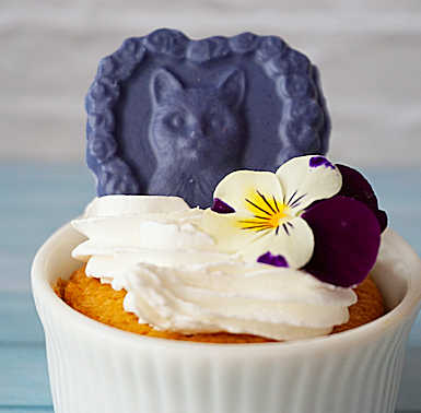 アメリカ製チョコレート型／ハートフルな猫をバタフライピーで着色してみた。